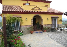 LPE_126: Pretty villa, 3 BR, gardens, garage, sub basement for extra living space, planning permission for pool, opposite La Trocha 